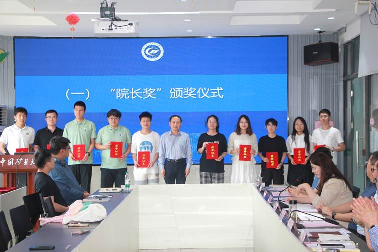 会议室里的人们描述已自动生成,一群人站在桌子边描述已自动生成