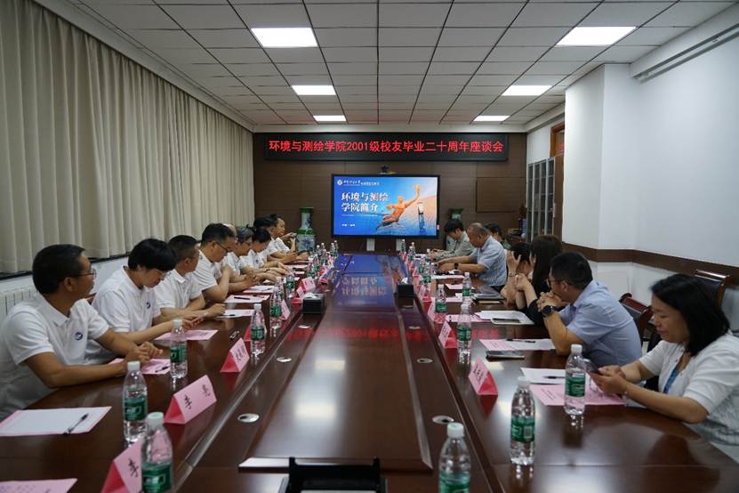 会议室里的人们描述已自动生成