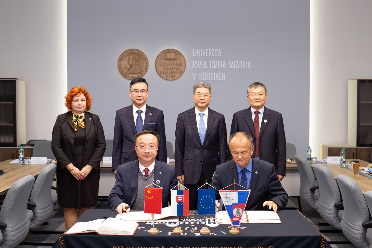 我校与帕沃尔·约瑟夫·沙发里克大学签署合作备忘录 我校与帕沃尔·约瑟夫·沙发里克大学签署合作备忘录