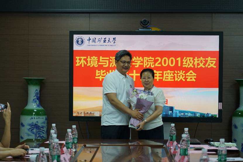 桌子上有男人的照片上写着字低可信度描述已自动生成