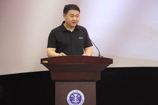 图片包含 钟表, 游戏机, 站, 桌子描述已自动生成