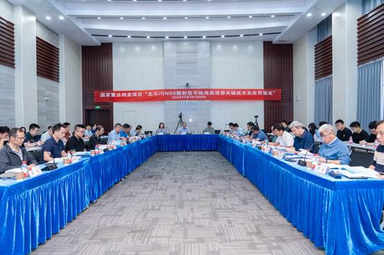 蓝色房间里的人们低可信度描述已自动生成